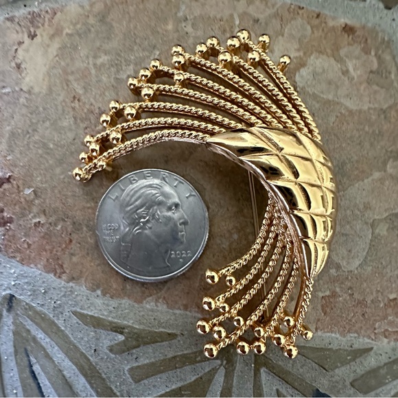 Vintage Monet Goldtone Brooch Pin- Modern 70’s Design- Perfect - Picture 2 of 5